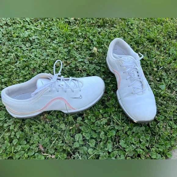 Nike women’s golf shoe size 8 lightly used - Picture 2 of 5